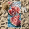 Odporny na piasek ręcznik z mikrofibry w owocowy letni wzór z arbuzem, rozłożony na plaży - TwójDomNa5.pl