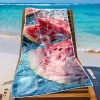 Lekki ręcznik na basen z owocowym krajobrazem rozłożony na leżaku na tle rajskiej plaży - TwójDomNa5.pl