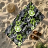 Wielki ręcznik plażowy Serena z dynamicznym motywem piłkarskim z napisami GOAL, leżący na piaszczystej plaży