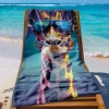 Ręcznik plażowy XXL 100x180 z wyluzowaną żyrafą rozłożony na leżaku na tle rajskiej plaży - TwójDomNa5.pl
