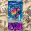 Duży ręcznik plażowy XXL z mikrofibry ze wzorem balonu unoszącego się nad polem lawendy, na piasku z kapeluszem - TwójDo