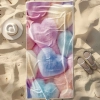 Szybkoschnący ręcznik plażowy z mikrofibry z uroczym wzorem puszystych pastelowych serc rozłożony na piasku - TwójDomNa5