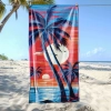 Szybkoschnący ręcznik plażowy ze wzorem zachodu słońca nad oceanem zawieszony pionowo na sznurku na słonecznej tropikalnej plaży