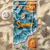Szybkoschnący ręcznik plażowy z mikrofibry w realistyczny wzór plaży i oceanu z napisem Summer, rozłożony obok kapelusza