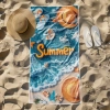 Odporny na piasek ręcznik z mikrofibry o wzorze wakacyjnej plaży z pomarańczowym napisem Summer, leżący obok kapelusza i klapek