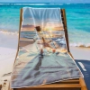 Szybkoschnący ręcznik XXL na leżak ze wzorem morskiej plaży i butelki rozłożony na leżaku na tle oceanu - TwójDomNa5.pl