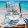 Ultra-lekki ręcznik plażowy Perła Oceanu na leżaku na tle turkusowego morza