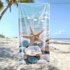 Ręcznik plażowy Sand-Free suszący się na sznurku na tle piaszczystej plaży i oceanu - TwójDomNa5.pl
