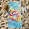Kompaktowy ręcznik podróżny z mikrofibry Cytrusowe Summer leżący na piasku przy klapkach