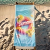 Chłonny ręcznik na basen ze słowem summer i owocami na leżaku basenowym - TwójDomNa5.pl