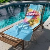 Ręcznik plażowy z napisem summer rozłożony na drewnianym leżaku hotelowym
