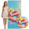 Kobieta w letniej sukience obok wiszącego szybkoschnącego ręcznika Cytrusowe Summer