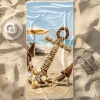 Duży ręcznik plażowy XXL z kotwicą i muszelkami płasko na piasku obok sandałów - TwójDomNa5.pl