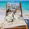 Duży ręcznik plażowy XXL Kotwica z Muszlami na leżaku na słonecznej plaży