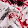 Pofałdowane miękkie runo białej mikrofibry z detalem czerwonego renifera