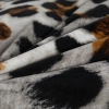 Pofałdowane miękkie runo mikrofibry z detalem brązowych i czarnych cętek leoparda