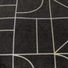 Zbliżenie na puszysty grafitowy materiał pościeli miś z nadrukiem geometrycznych łuków
