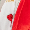 Zbliżenie na metalowy suwak zamka błyskawicznego wszyty w pluszową poszewkę pościeli miś