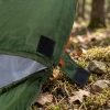 Zbliżenie na materiałową patkę z rzepem w zielonym śpiworze, która zabezpiecza zamek błyskawiczny przed samoczynnym rozpięciem się w nocy.