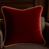 Luksusowa kwadratowa poszewka na poduszkę 40x40 cm z aksamitnego weluru i dekoracyjnym sznurem.