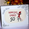 RĘCZNIK 70x140 Z HAFTEM NA PREZENT 50 URODZINY DIABELSKO GORĄCA PIĘĆDZIESIĄTKA
