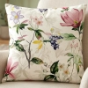 Ozdobna poszewka na jasiek we wzór Kwiat Wiśni na fotelu