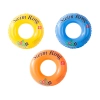 Różne kolory kółek dmuchanych (żółty, niebieski, pomarańczowy) ułożone obok siebie