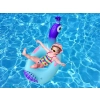 Dmuchane kółko do pływania w kształcie pawia dla dzieci na tle basenu