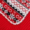 Detal miękkiego aksamitnego weluru świątecznej narzuty z geometrycznym motywem