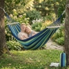 Hamak ogrodowy 2-osobowy XXL niebiesko-zielony rozwieszony w ogrodzie