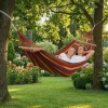Para relaksująca się w wielokolorowym hamaku ogrodowym XXL z poduszką