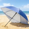 Niebieski parasol plażowy namiot z bocznymi osłonami i otwartym oknem z moskitierą.