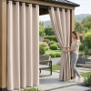 Kobieta na tarasie pod drewnianą pergolą upinająca wodoodporne beżowe zasłony ogrodowe na przelotkach