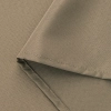 Zbliżenie na precyzyjne obszycie i krawędź wytrzymałej tkaniny wodoszczelnej zasłony ogrodowej w odcieniu ciemnego beżu