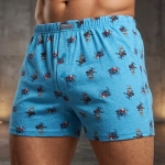 Niebieskie bokserki męskie wzorzyste 100% bawełna na modelu Cotton World