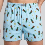 Błękitne bokserki męskie wzorzyste 100% bawełna ananasy na modelu Cotton World