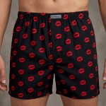 Czarne bokserki męskie wzorzyste 100% bawełna usta na modelu Cotton World