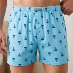 Niebieskie bokserki męskie wzorzyste 100% bawełna żaglówki na modelu Cotton World