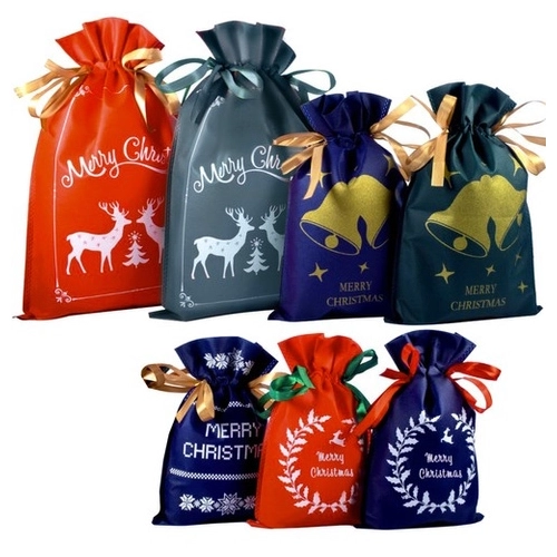 Zestaw 8 świątecznych worków na prezenty w różnych kolorach (czerwień, granat, zieleń) i rozmiarach, z nadrukami "Merry