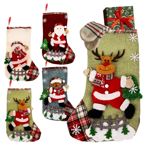 Zestaw 4 świątecznych skarpet (Mikołaj, Renifer, Bałwanek, Miś) z bogatymi, kolorowymi zdobieniami 3D.