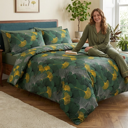 Kobieta relaksująca się na łóżku w sypialni, zaścielonym w wygodną pościel bawełnianą J&W we wzór żółtych liści.