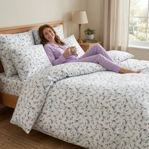 Wizualizacja ogólna pościeli we wzór roślinny na łóżku; tło to nieskazitelna biel z niebieskim nadrukiem.