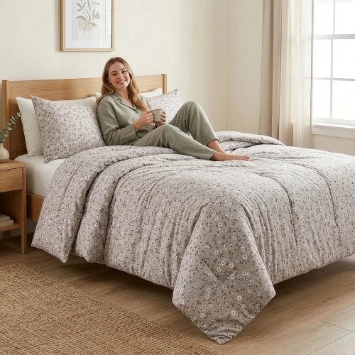 Kobieta siedząca na łóżku w sypialni z pościelą w drobne białe kwiatki