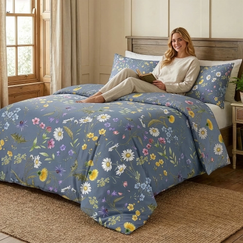 Kobieta siedząca na łóżku z pościelą w polne kwiaty margaretki i mlecze