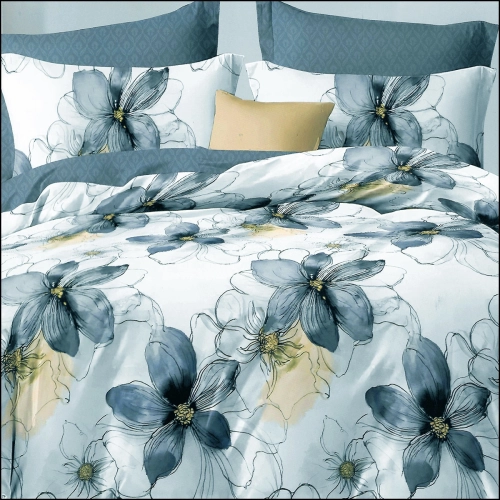 Elegancka pościel flanelowa w duże błękitne kwiaty na łóżku