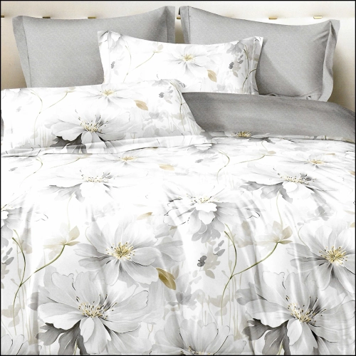 Jasna pościel flanelowa w duże szare i białe kwiaty na łóżku