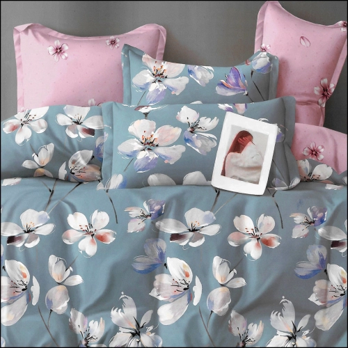 Niebiesko-różowa pościel flanelowa w jasne malarskie kwiaty na łóżku