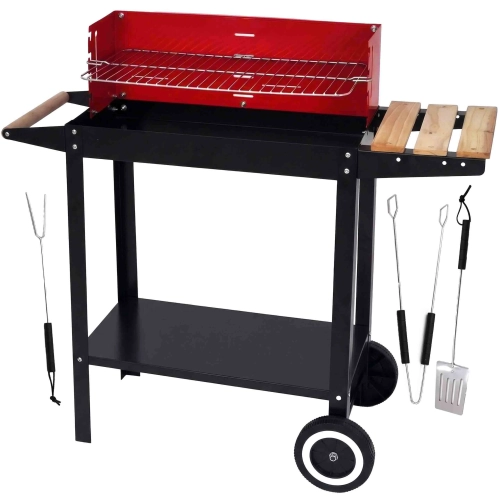 Czarno-czerwony grill węglowy ogrodowy z drewnianą półką i wiszącymi akcesoriami