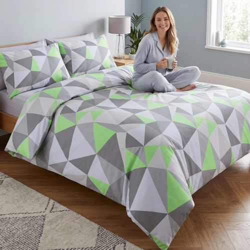 Komplet pościeli z satyny bawełnianej w geometryczne trójkąty w odcieniach szarości i limonki na łóżku