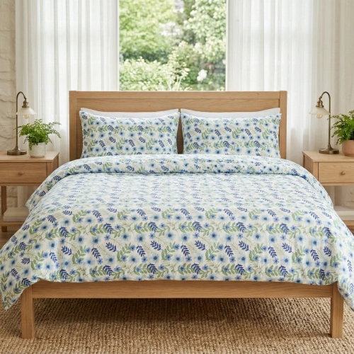 Jasna pościel w drobne niebieskie kwiaty Chabrowy Poranek na drewnianym łóżku polskiej marki J&W